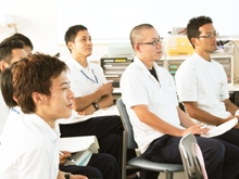 現場での施術練習、そしてOJT、外部から講師のマッサージ技術指導など、多彩な技術教育制度を準備しております。
