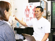 しっかりと問診していきます。機器や薬に頼りがちな昨今の風潮ですが、天王町接骨院では、人の手による「治すため」の確実な治療をモットーとしているからこそなんです。